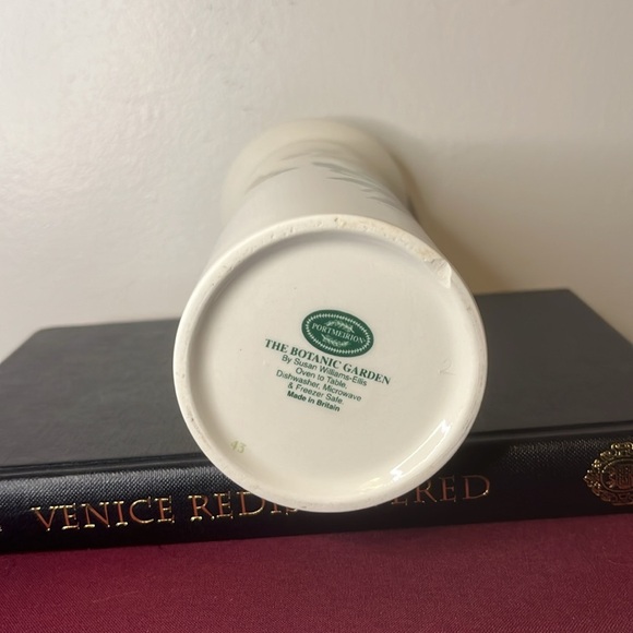 Portmeirion Botanic Garden Serif Vase Helleborus Niger Christmas Rose 9''H - Picture 9 of 12